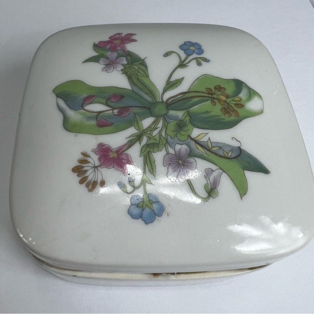 Vintage Porcelain trinket box